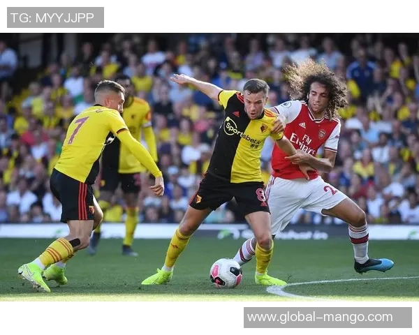 足球被晃的瞬间揭秘如何在比赛中巧妙运用假动作与技术突破对手防线 足球被晃的瞬间揭秘如何在比赛中巧妙运用假动作与技术突破对手防线